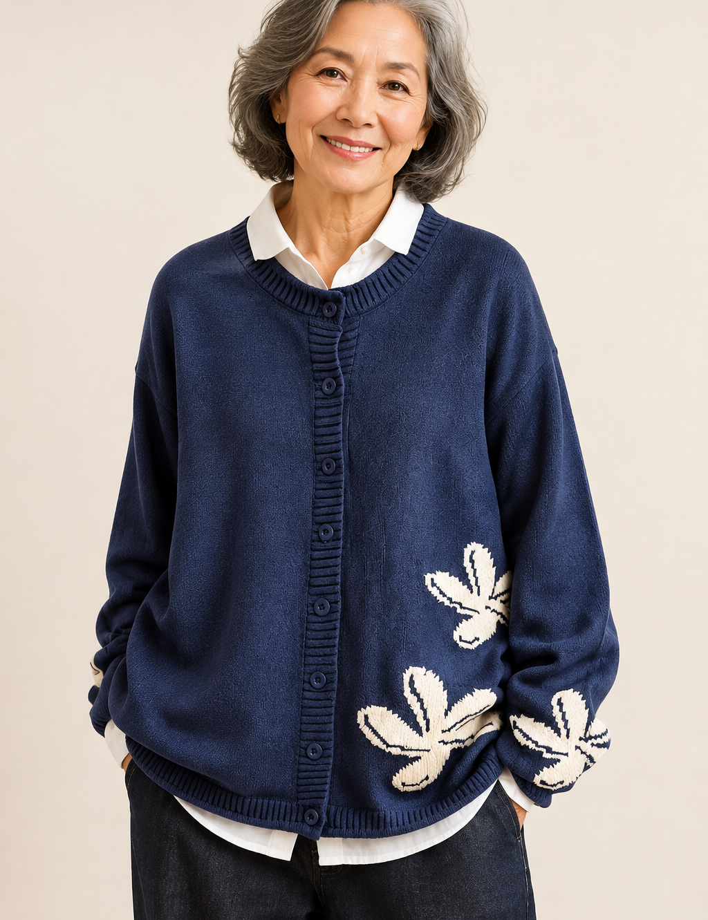 Seraphine | Floraler Strickcardigan – warmbeiger Studiohintergrund