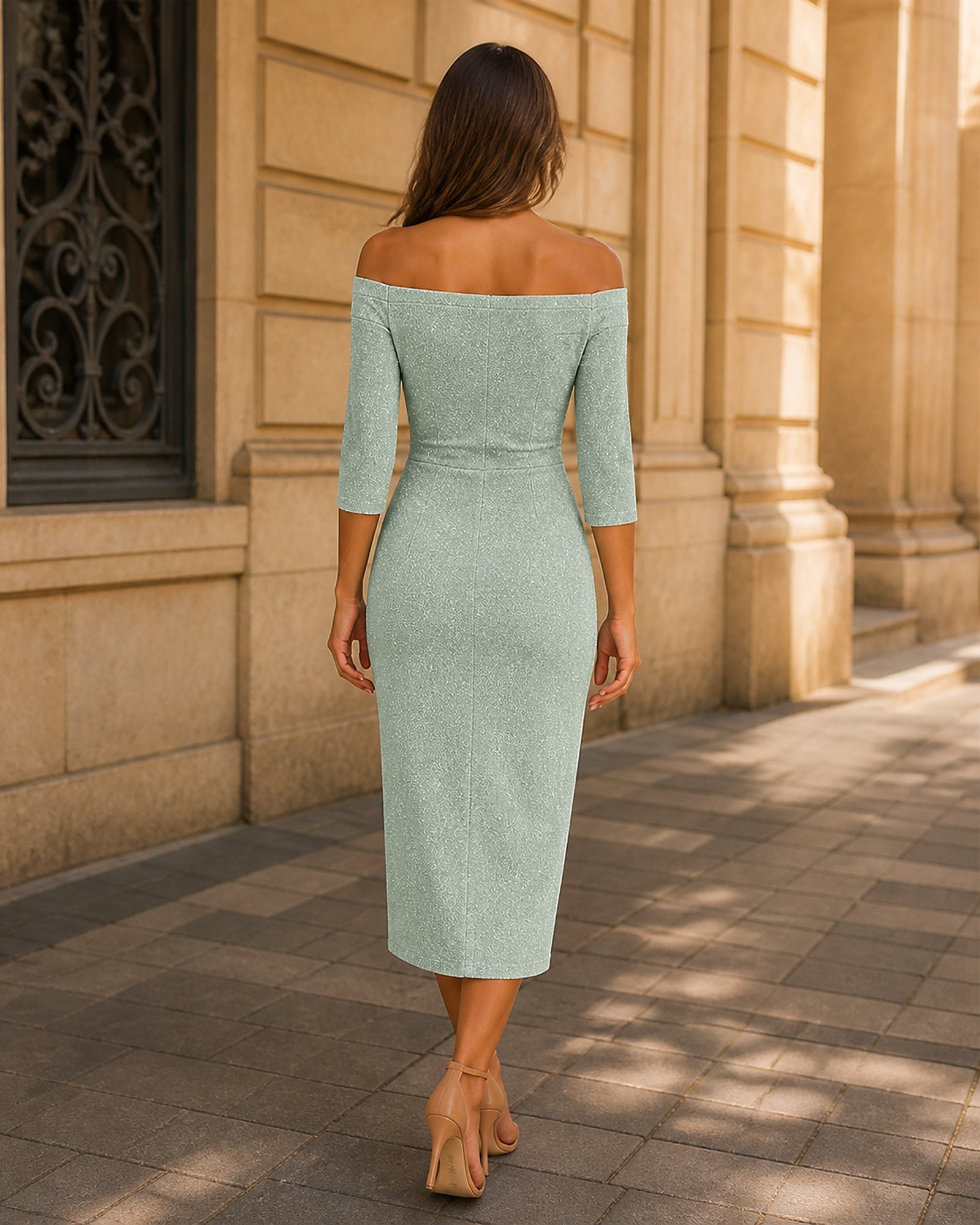 Silvia în rochie de gală verde-argintiu, vedere din spate