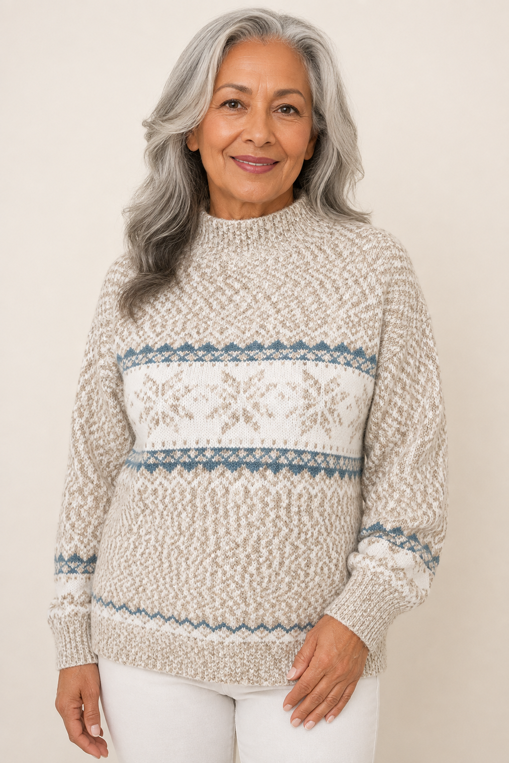 Simona beigefarbener Nordpullover mit Stehkragen an reifer Frau auf warmem beigem Hintergrund