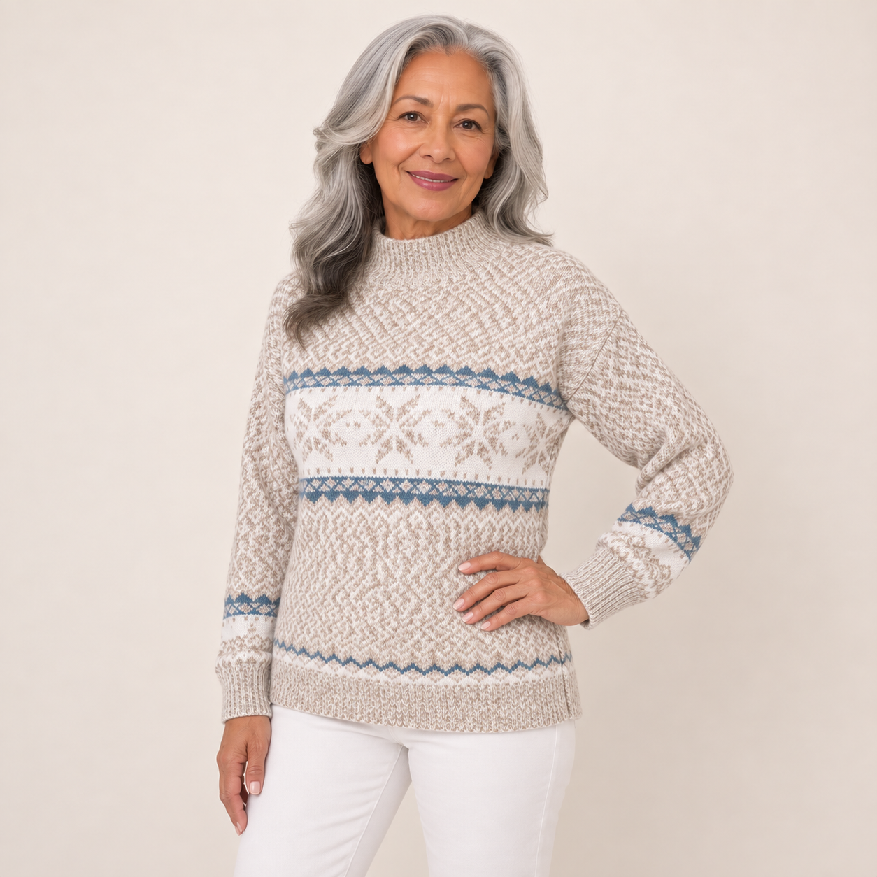 Simona – Nordpullover Beige – Weitere Pose