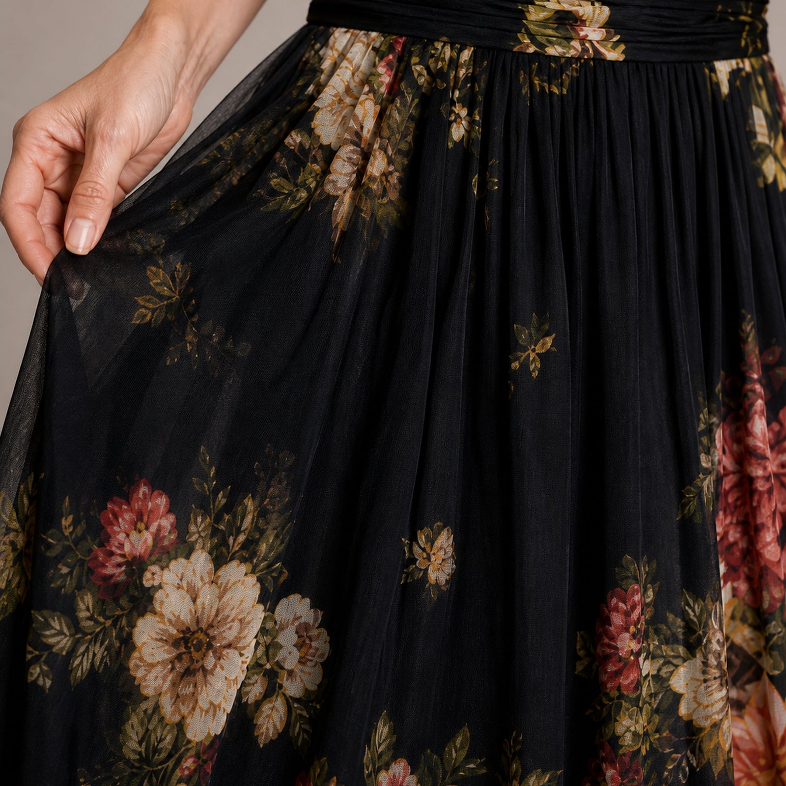 Rochie Sior floral negru – detaliu material și imprimeu