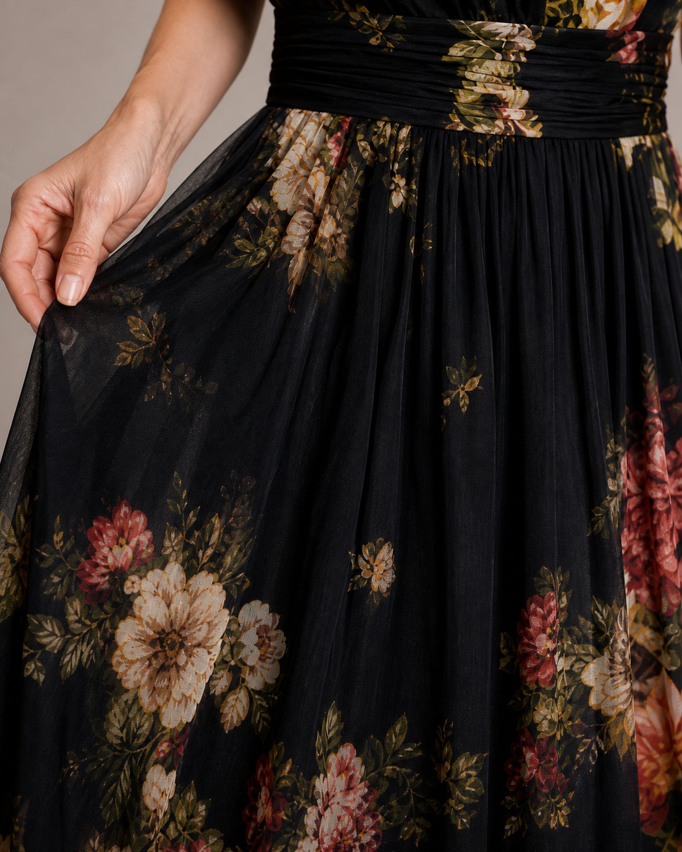 Rochie Sior floral negru – detaliu material și imprimeu