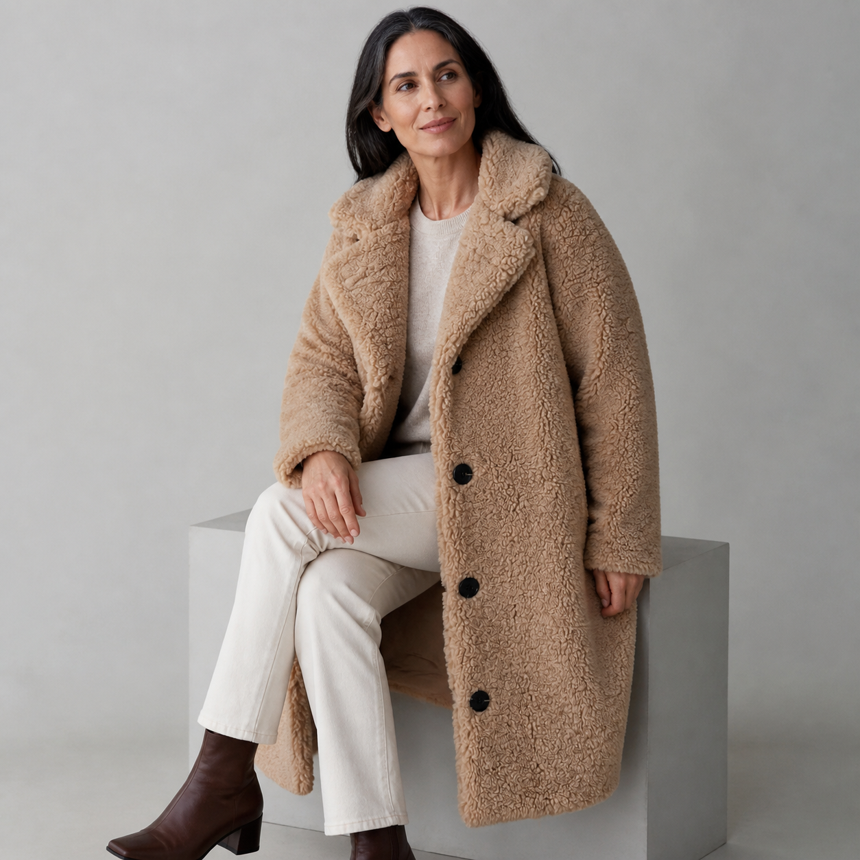 Sloane palton teddy Bej - model așezat