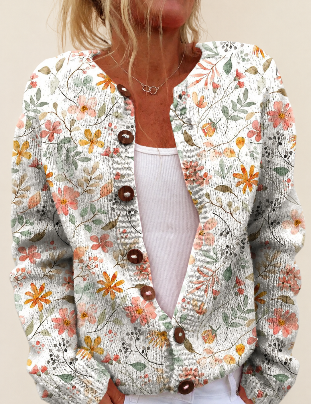 Cardigan mit kleinem Blumenprint – warmbeiger Studiohintergrund