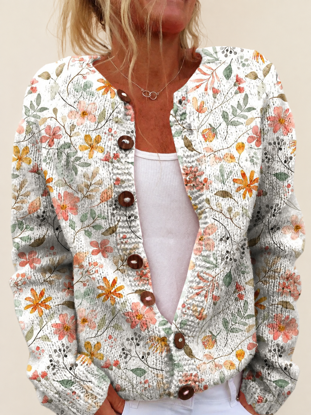 Cardigan mit kleinem Blumenprint – warmbeiger Studiohintergrund