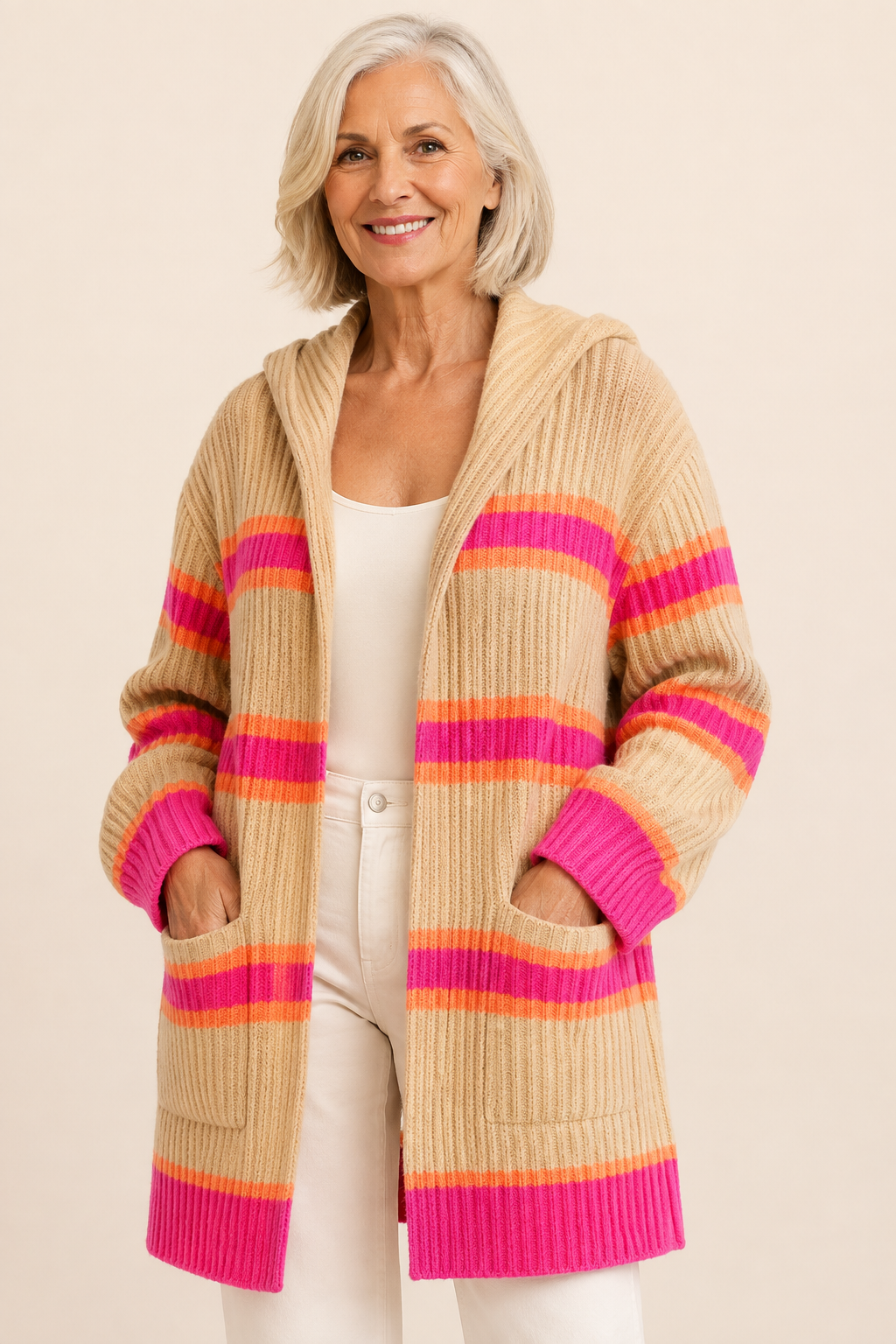 Sonia beige Sommerstrickjacke mit pinken Streifen an reifer Frau auf warmem beigem Hintergrund