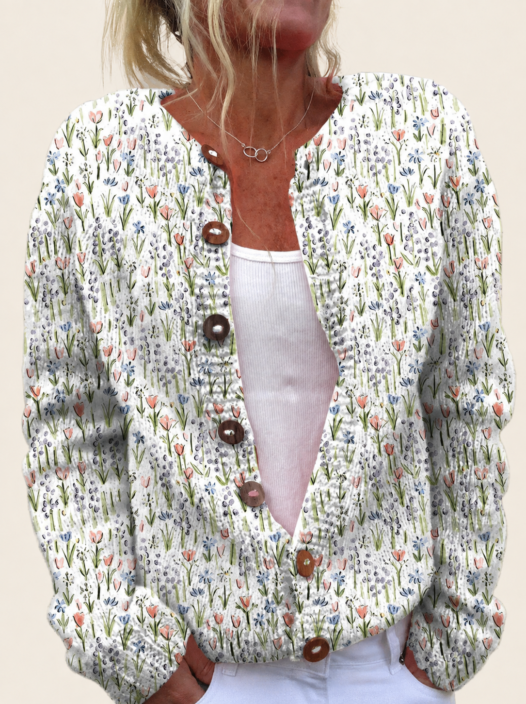 Cardigan mit Frühlingswiesen-Print – uniforme Produktaufnahme