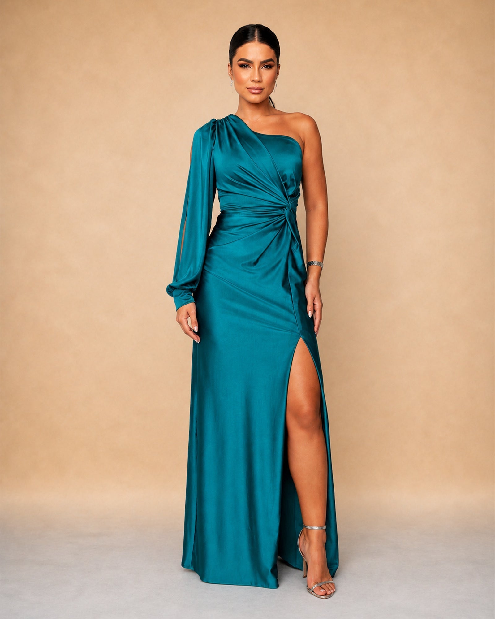Stela în rochie maxi din satin turcoaz, vedere frontală în studio
