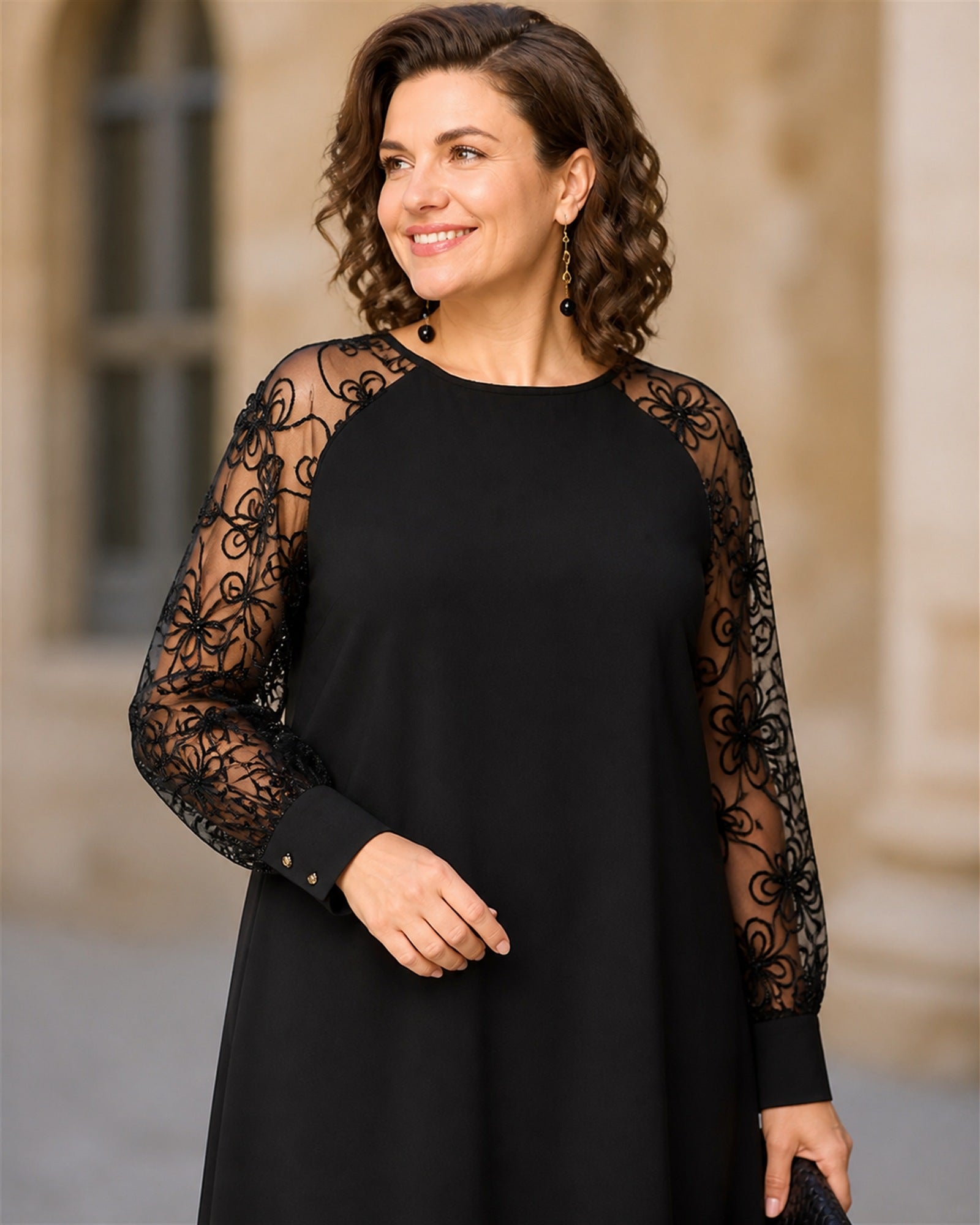 Stela rochie neagră - detaliu mâneci din dantelă