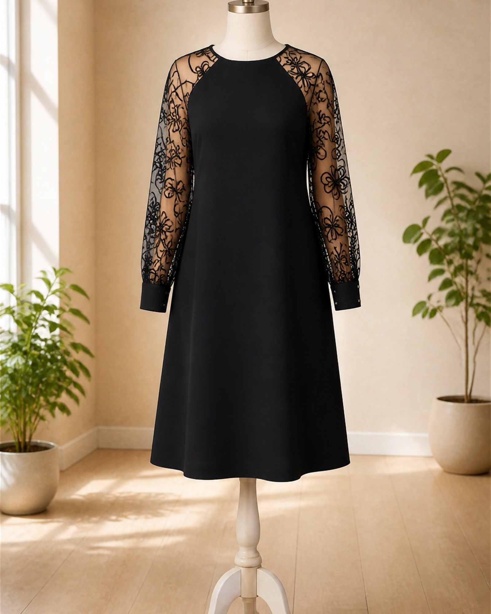 Stela rochie neagră cu dantelă pe manechin