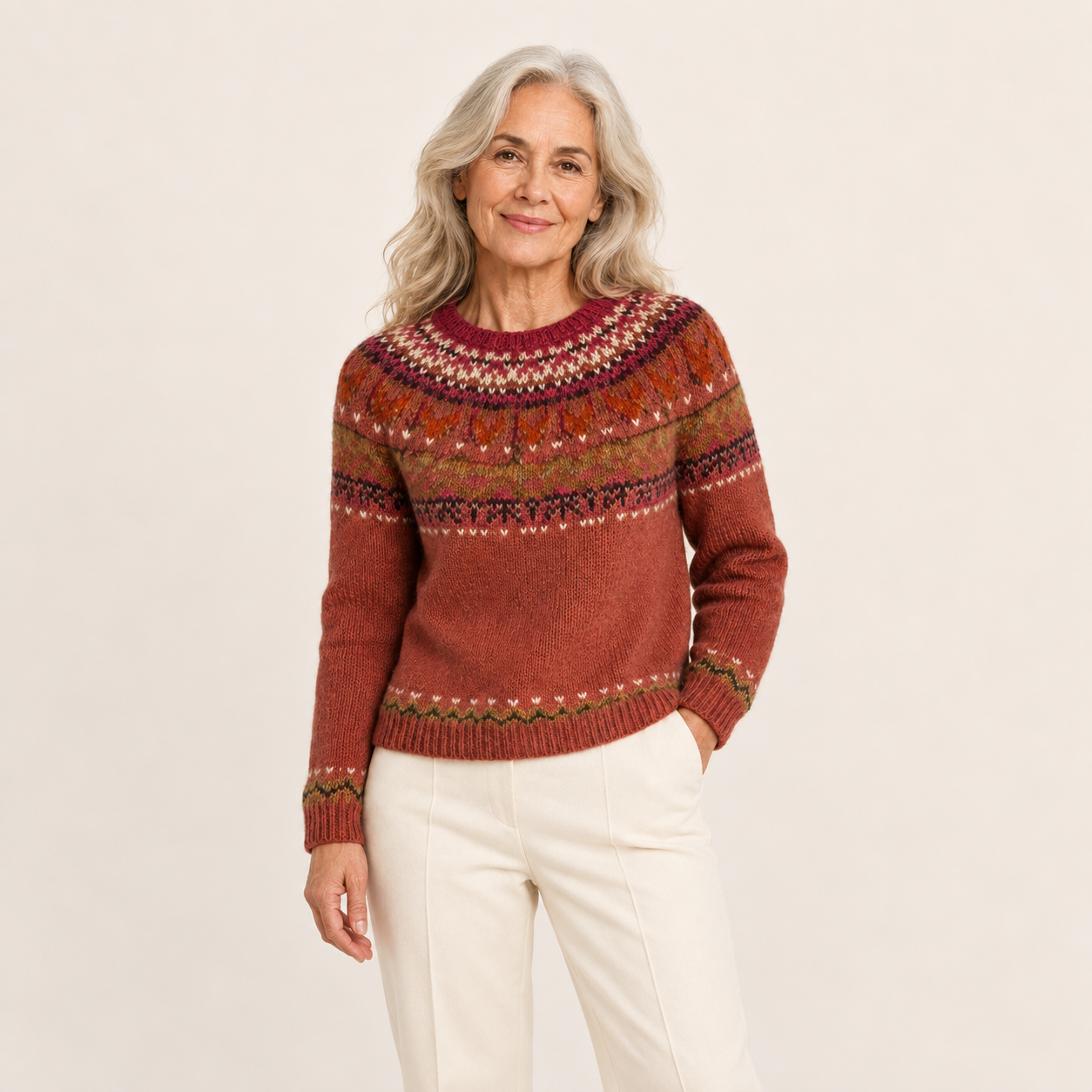 Stela – Norwegerpullover an Model auf beigem Hintergrund