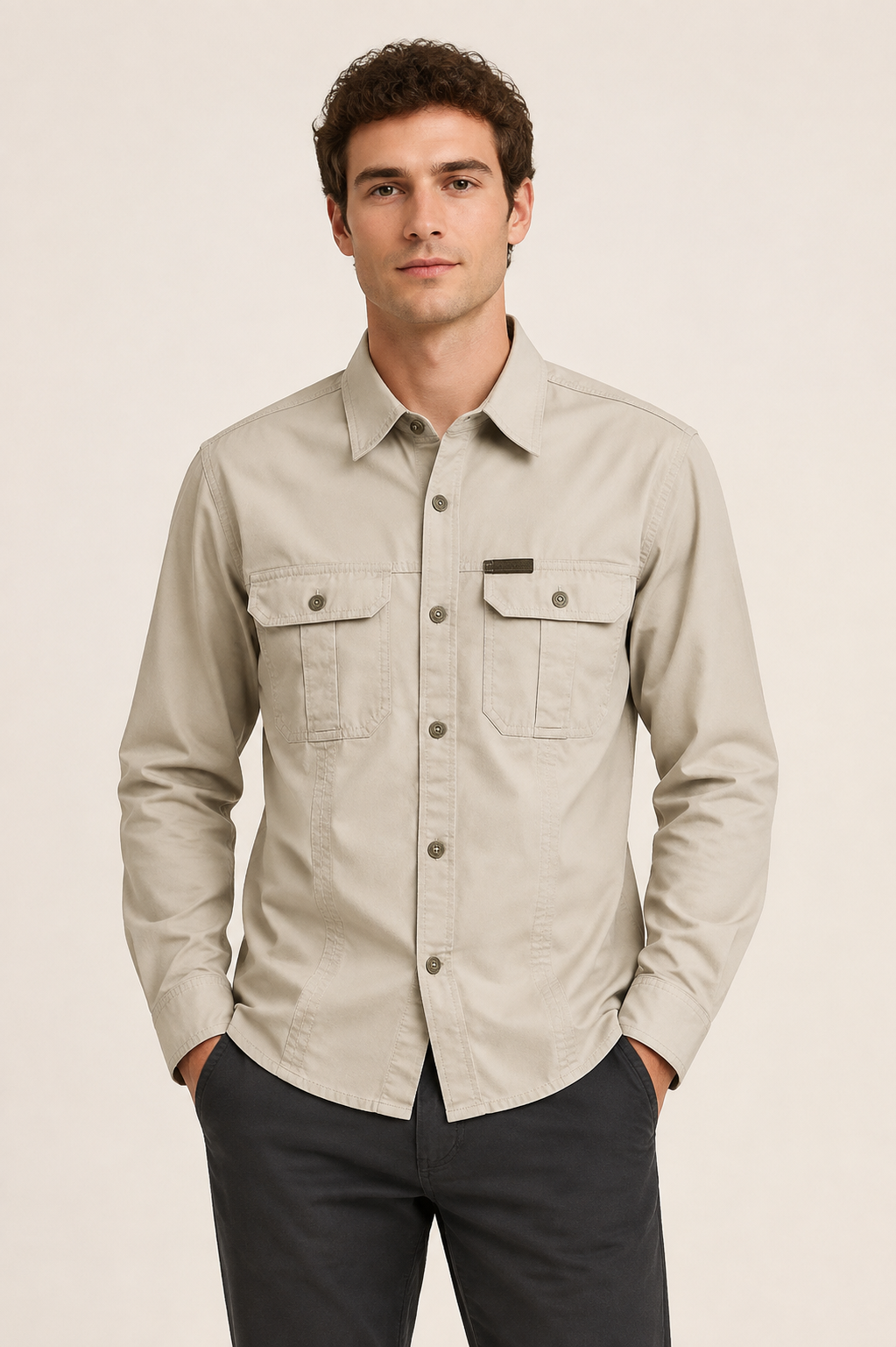 Hellbeiges Canvas-Overshirt an Mann auf beigem Hintergrund