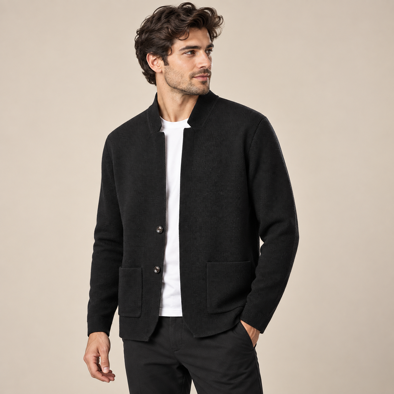 Lässige Herren-Strickjacke in Schwarz, schwarze Feinstrickjacke am Model
