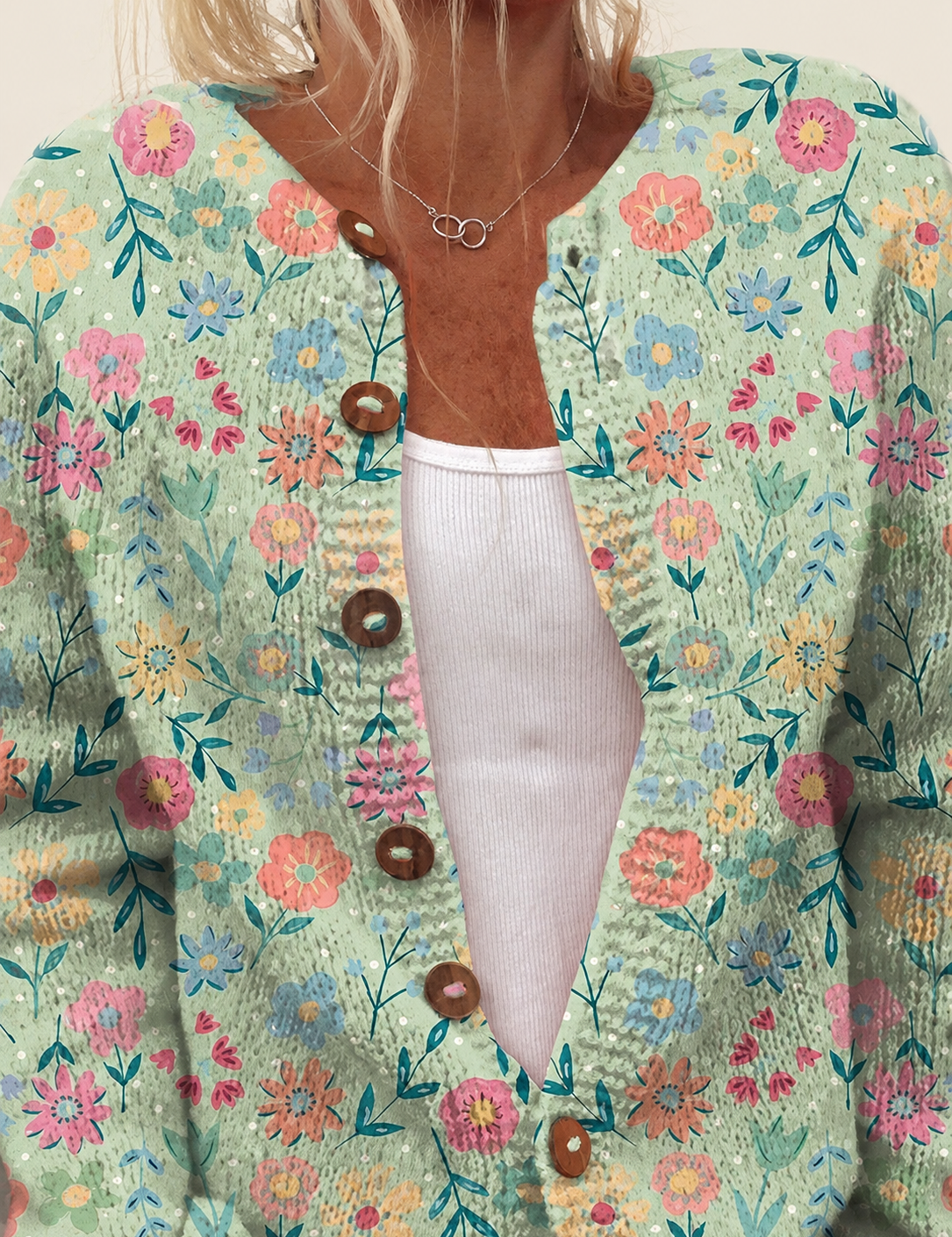 Cardigan mit Sommerwiesen-Print – warmbeiger Studiohintergrund