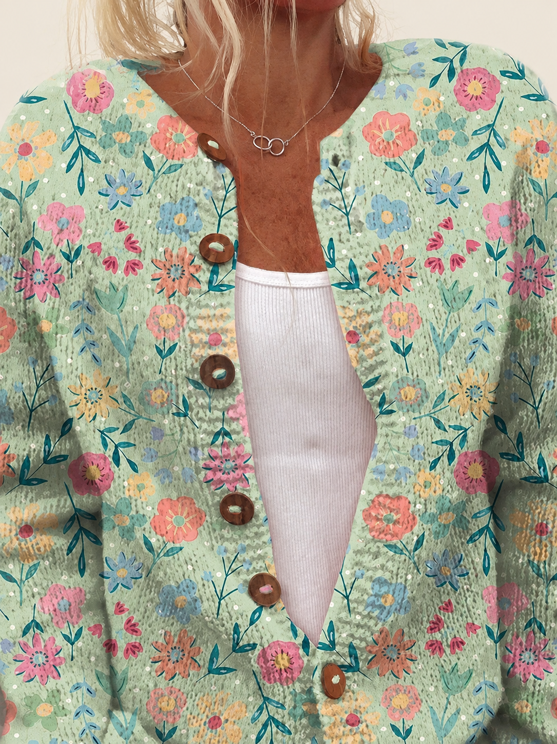 Cardigan mit Sommerwiesen-Print – warmbeiger Studiohintergrund