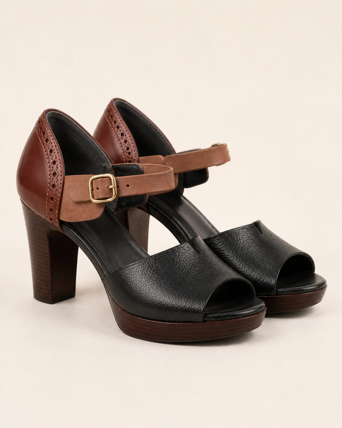 Sandale Tania negre, pereche pe fundal bej uniform