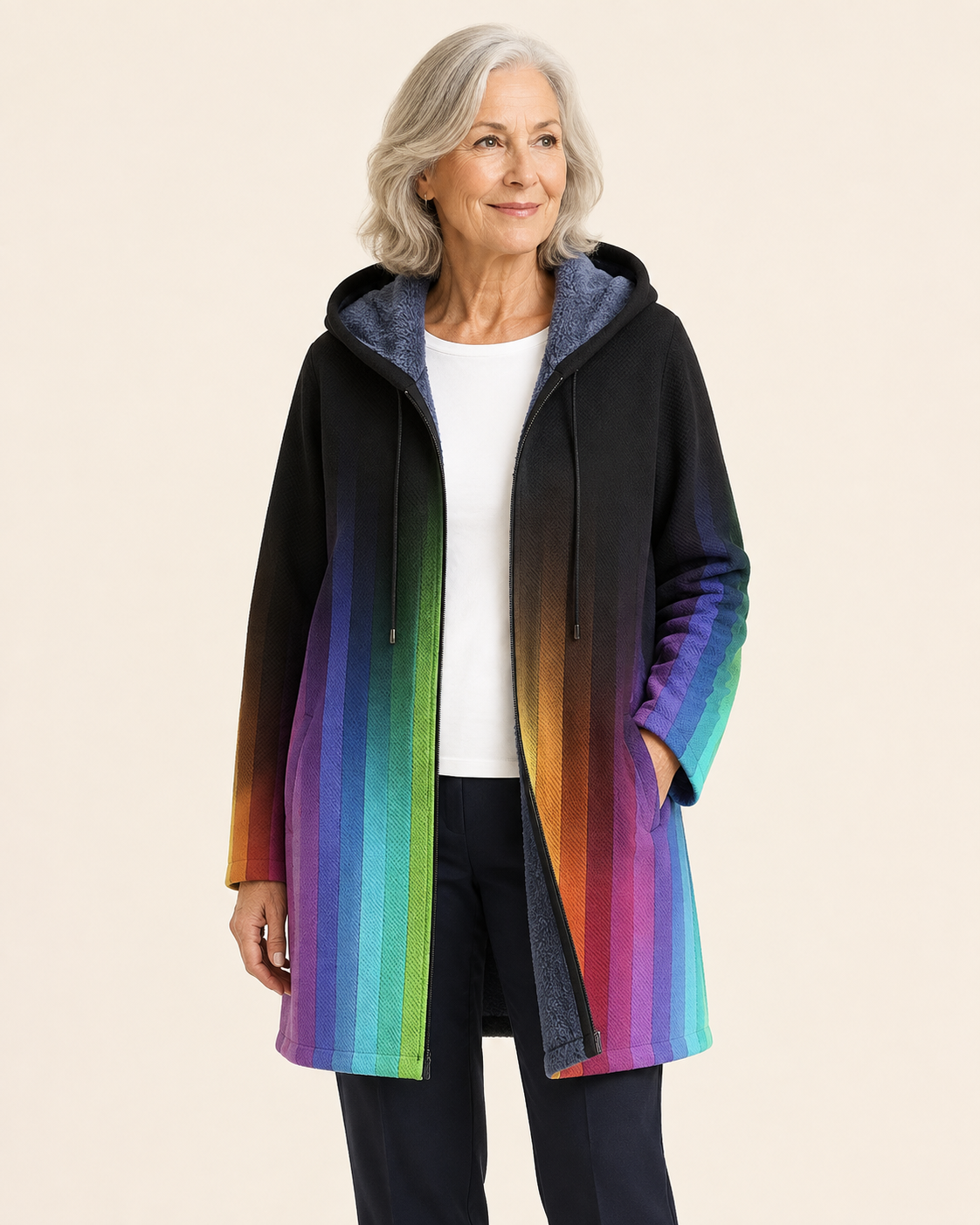 Tasma | Luxurious Cardigan mit künstlerisch Inspiration – warmbeiger Studiohintergrund