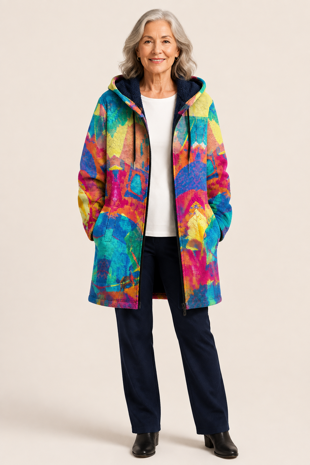 Tiarna | Luxurious Cardigan Inspired by Art – warmbeiger Studiohintergrund