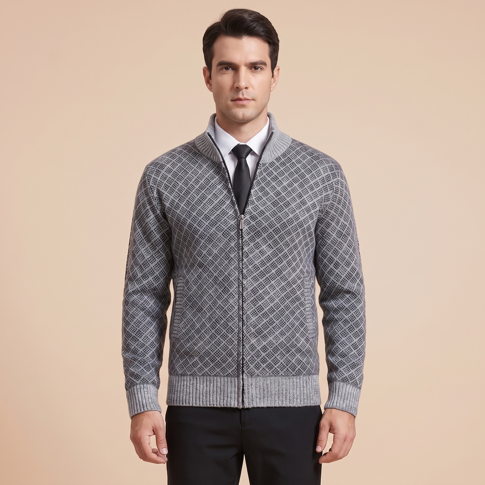 Tommaso Strickjacke in Grau mit Rautenmuster, frontal am Model