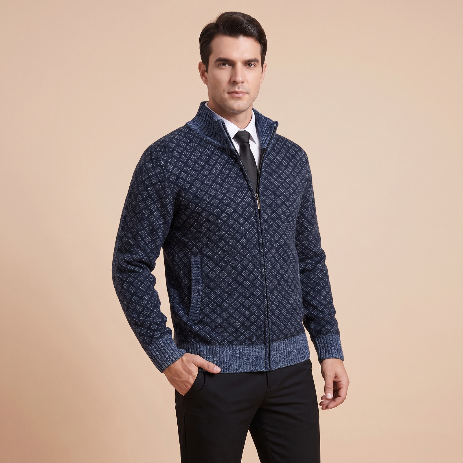 Tommaso Strickjacke in Blau mit Rautenmuster, am Model