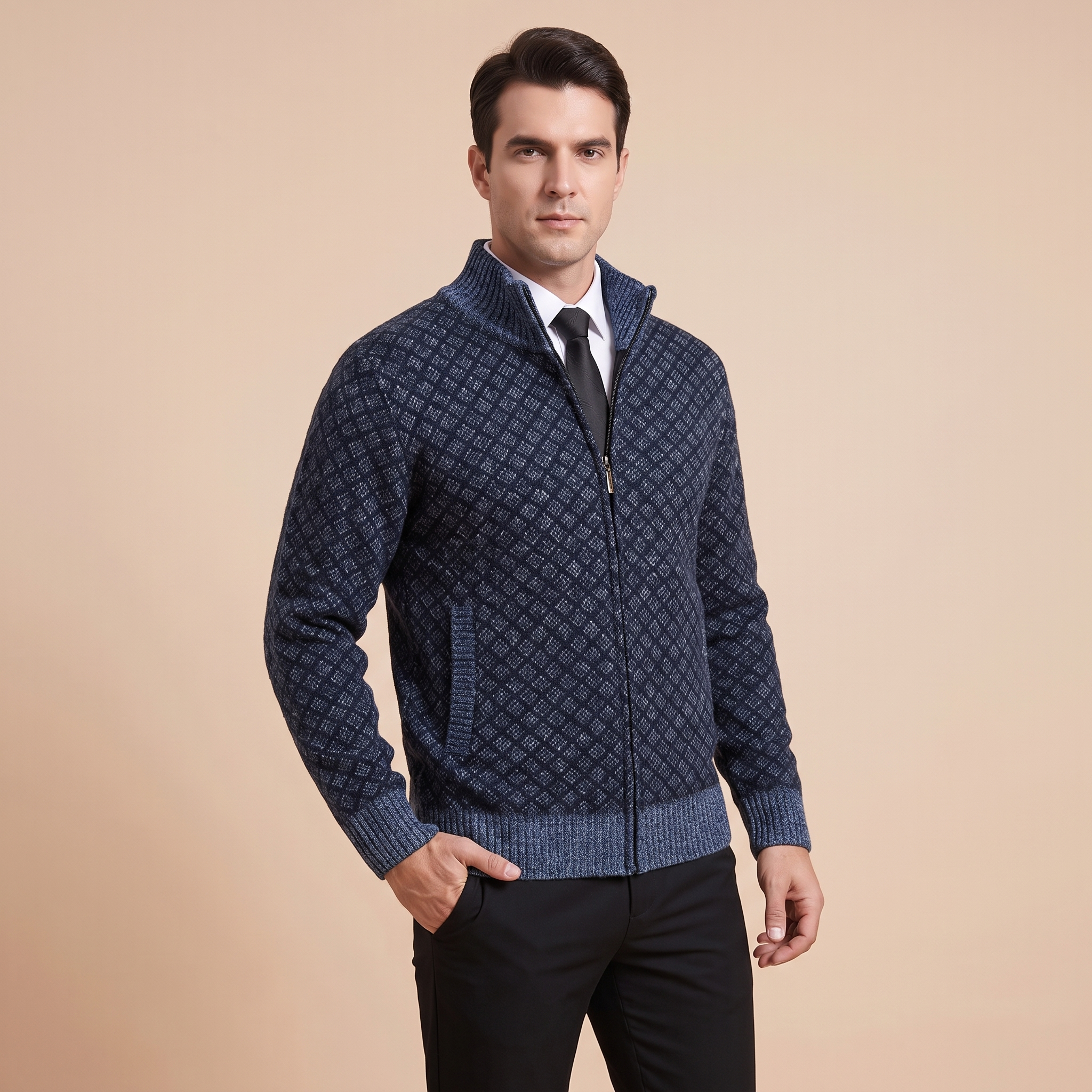 Tommaso Strickjacke in Blau mit Rautenmuster, am Model