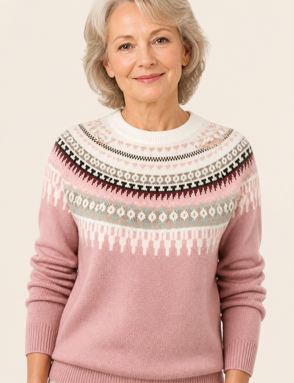 Victoria rosa Norwegerpullover an reifer Frau auf warmem beigem Hintergrund