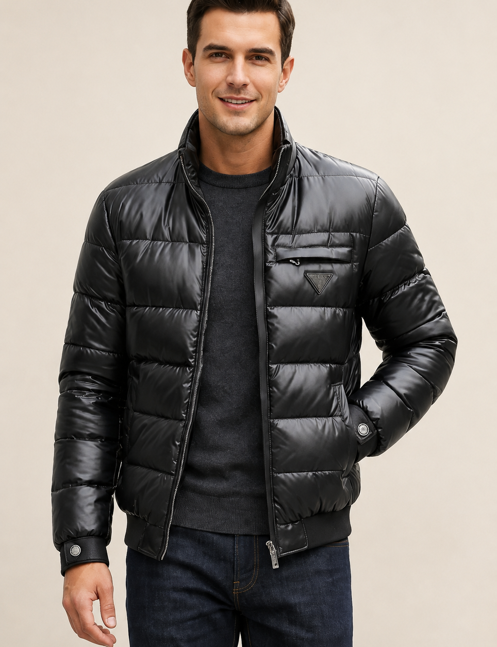 Viktor glänzende schwarze Steppjacke an Mann auf warmem beigem Hintergrund