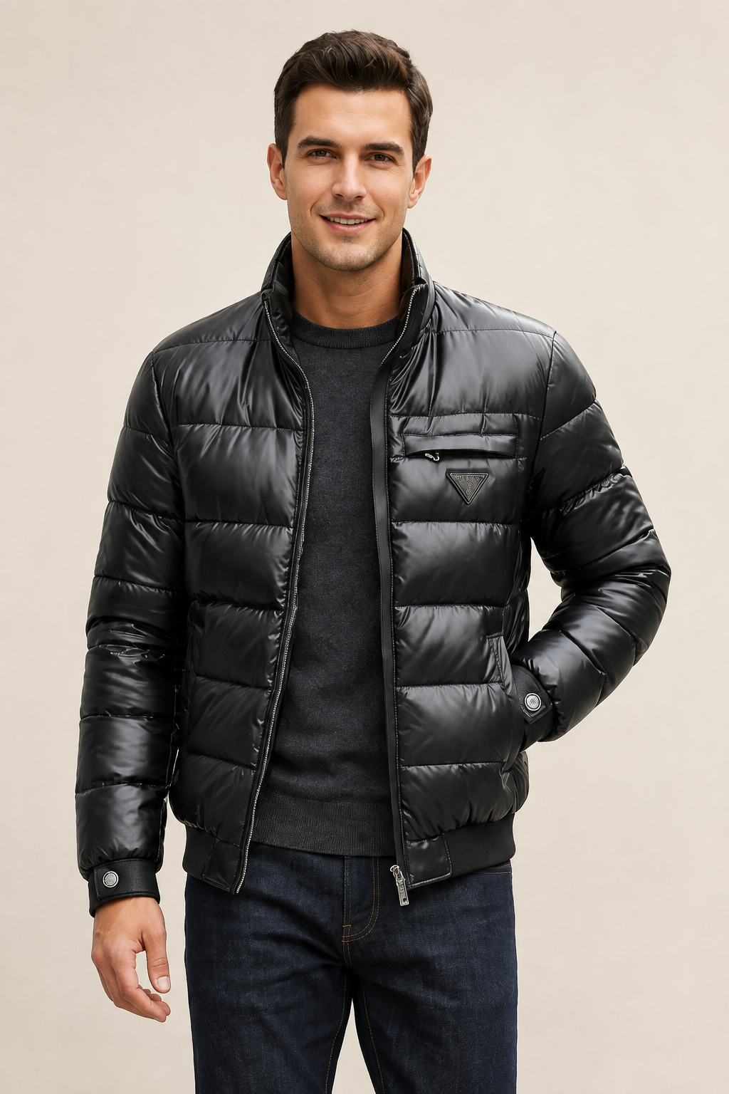 Viktor glänzende schwarze Steppjacke an Mann auf warmem beigem Hintergrund