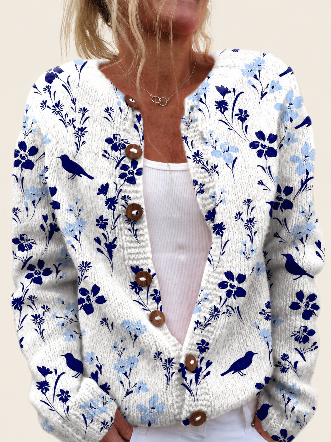 Cardigan mit Vintage-Blumenprint – warmbeiger Studiohintergrund