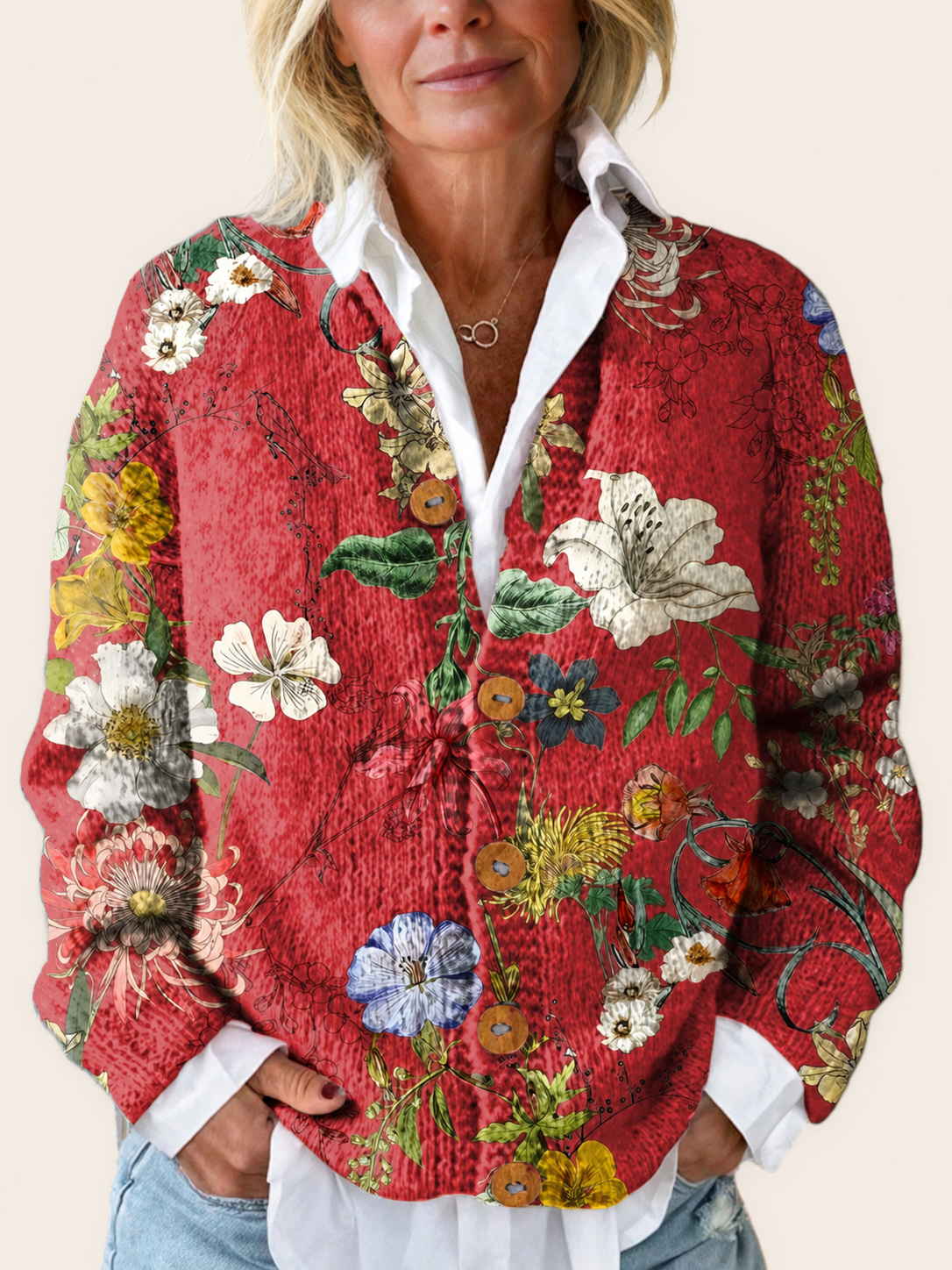 Vintage-Cardigan mit Blumenprint – warmbeiger Studiohintergrund