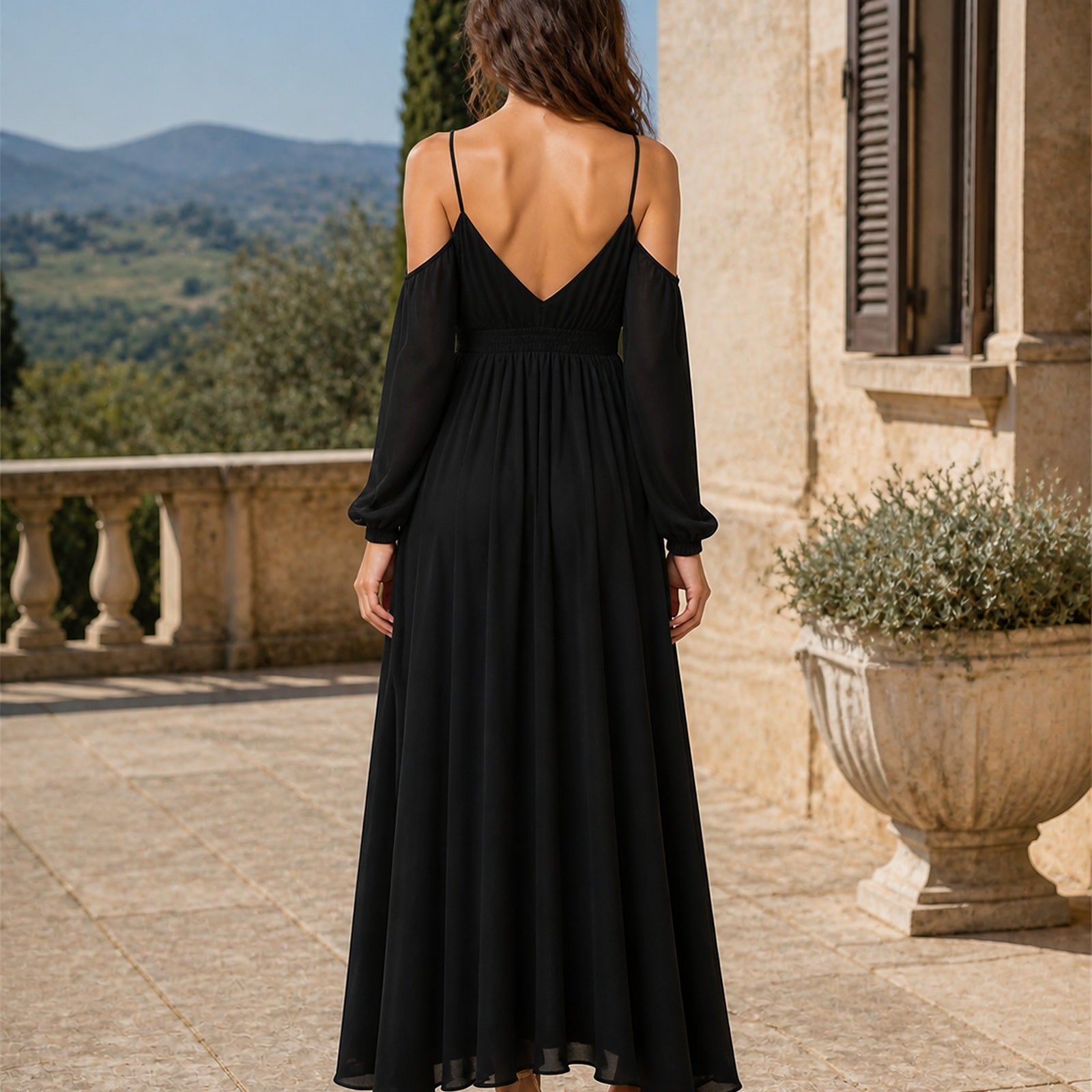 Viorica - rochie maxi neagră, vedere din spate în exterior