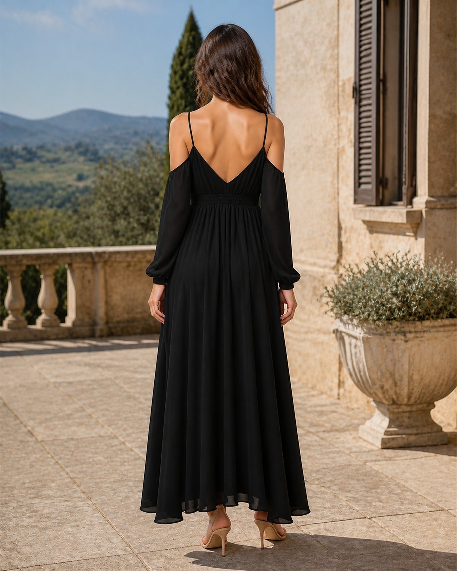 Viorica - rochie maxi neagră, vedere din spate în exterior