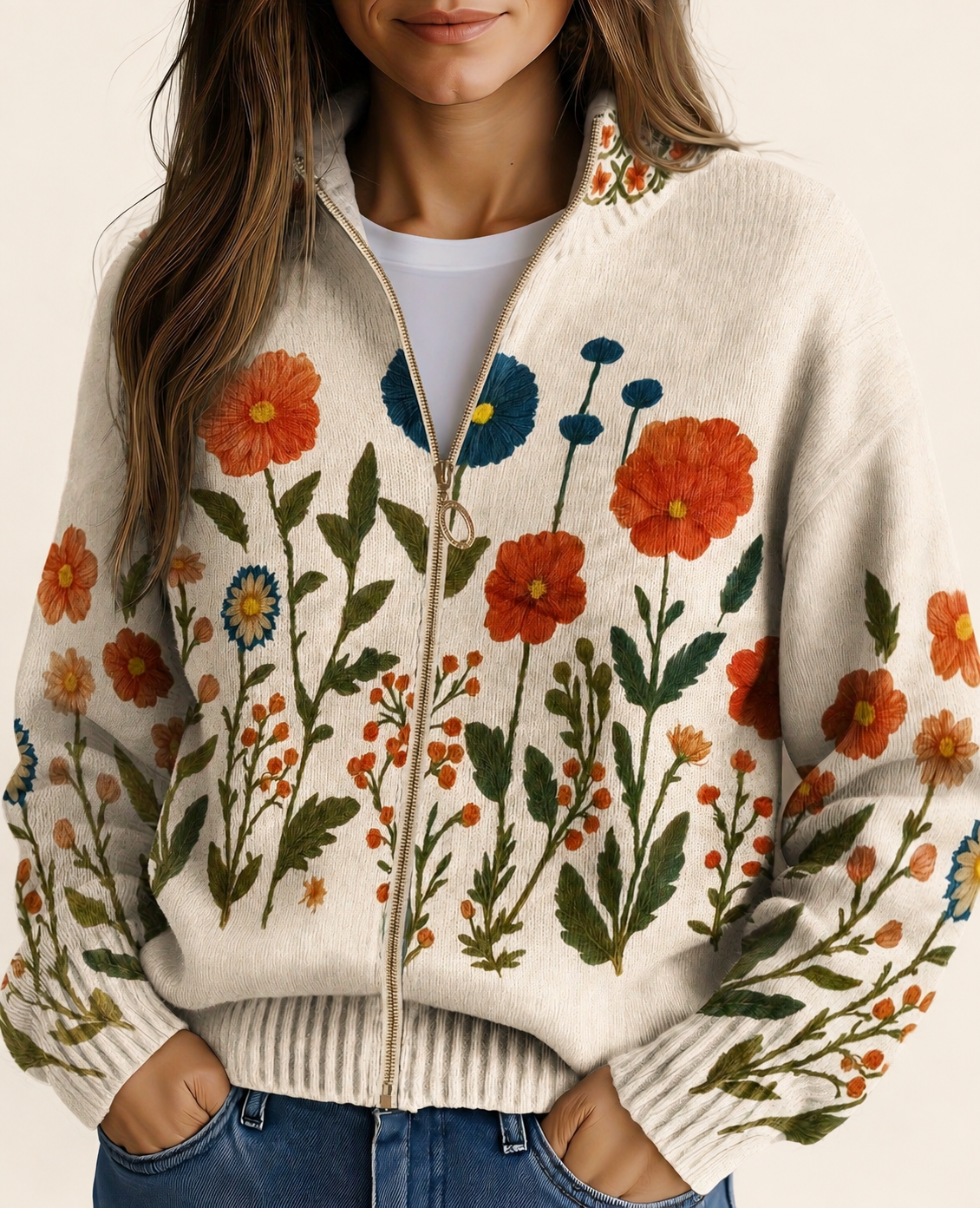 Wrenna | Damen floral-patterned Cardigan mit Reißverschluss und Taschen – warmbeiger Studiohintergrund