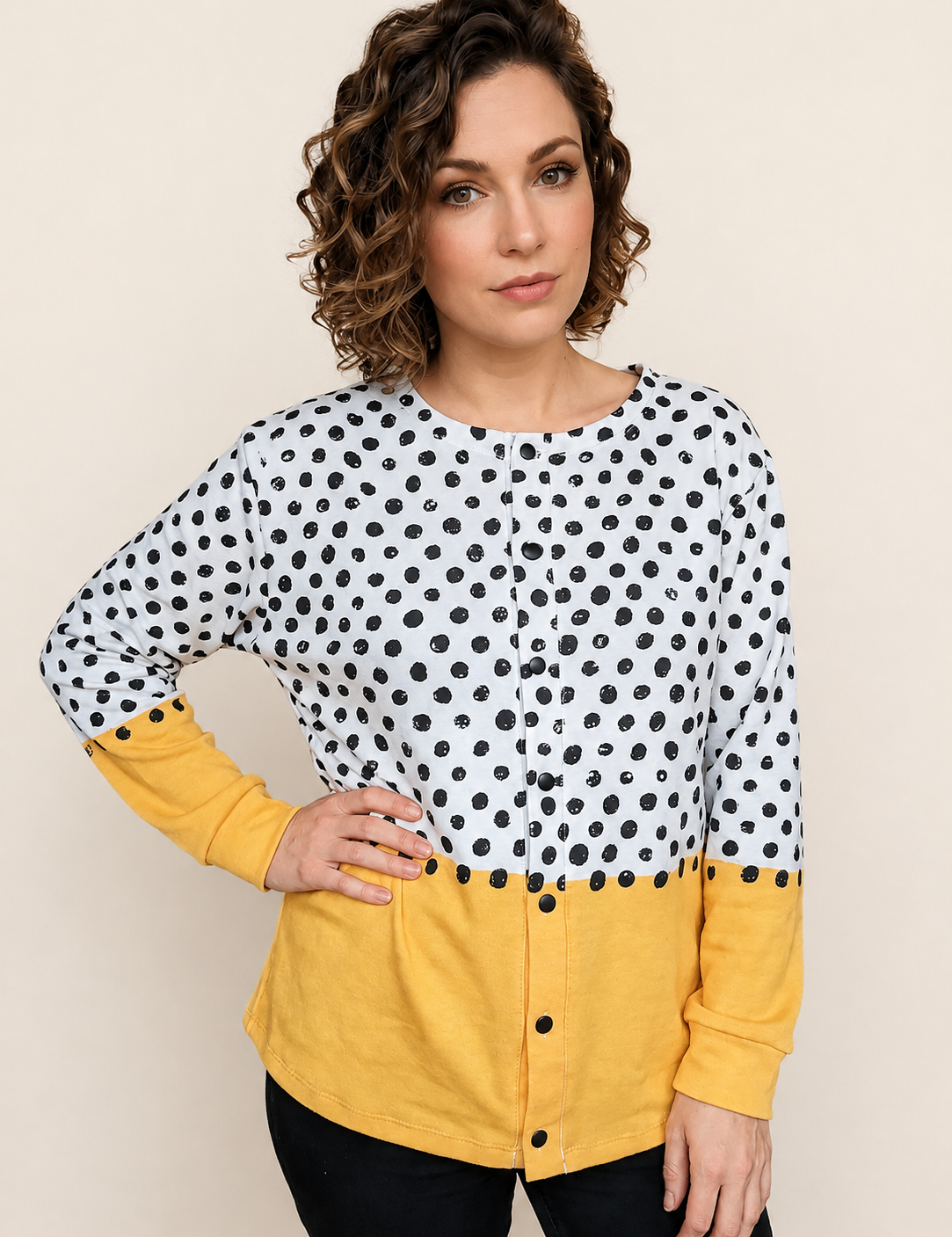 Cardigan mit gelbem Punktprint – uniforme Produktaufnahme