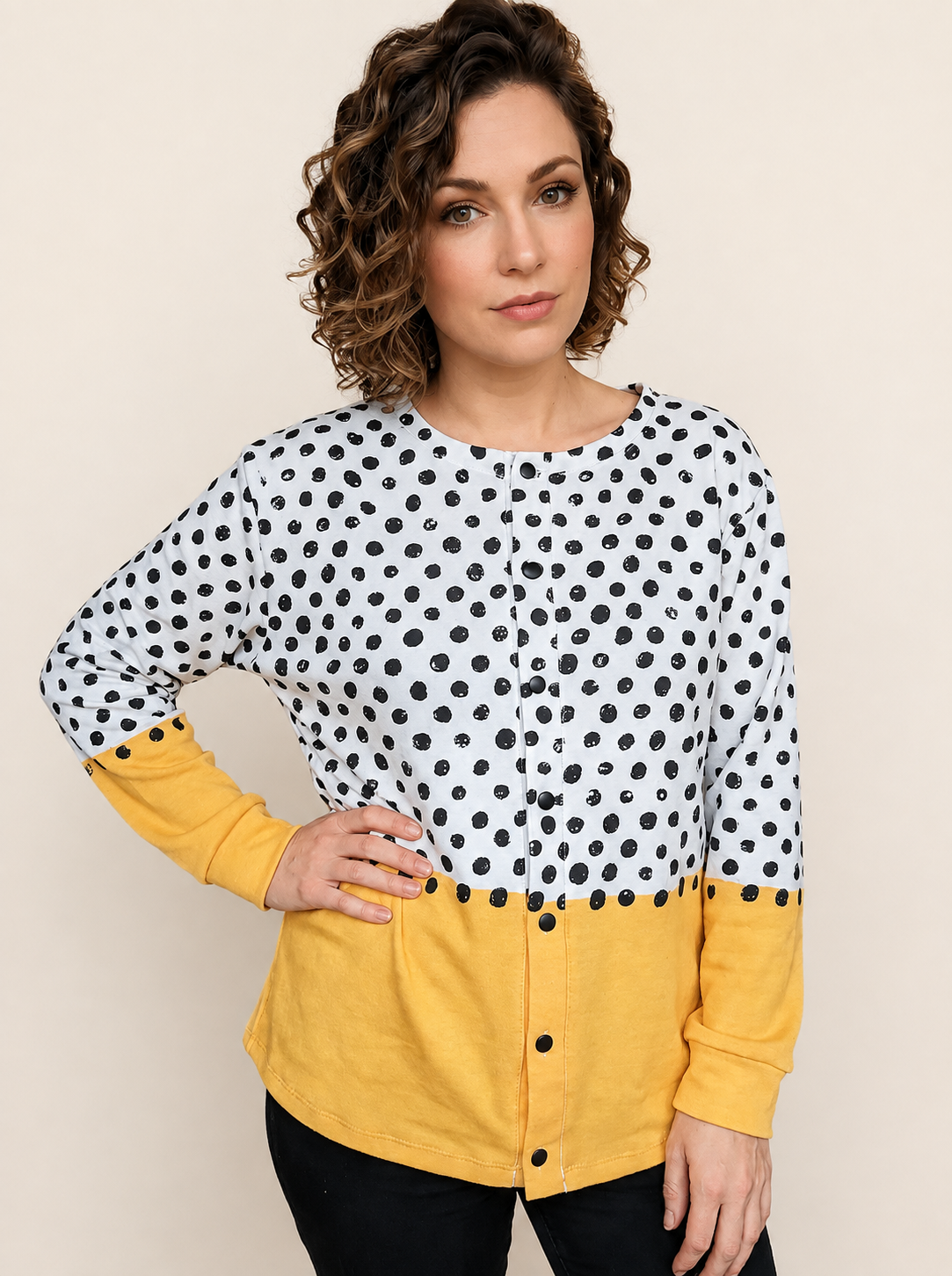 Cardigan mit gelbem Punktprint – uniforme Produktaufnahme