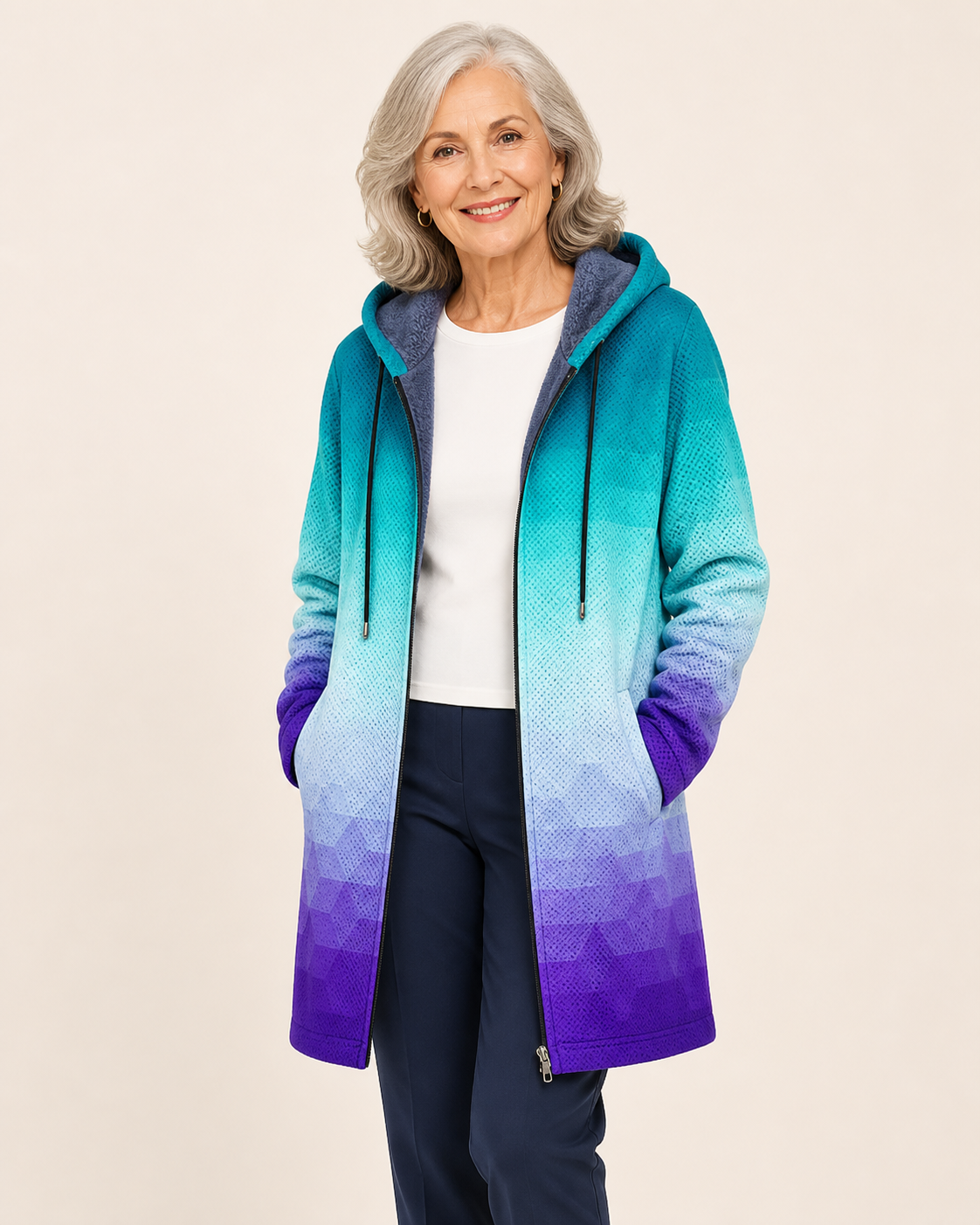 Yindi | Luxurious künstlerisch Cardigan – warmbeiger Studiohintergrund