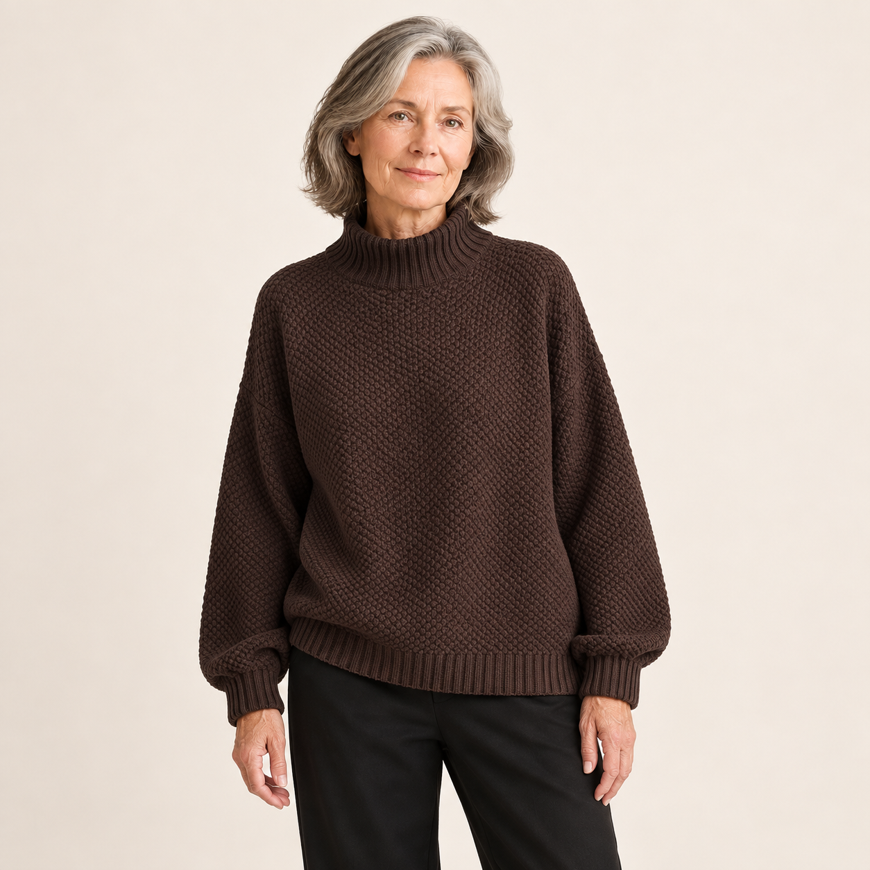 Ylonna Rollkragenpullover – Kaffee – vollständige Ansicht am Model