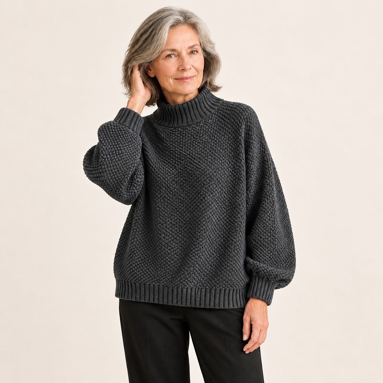 Ylonna Rollkragenpullover – Grau – vollständige Ansicht am Model