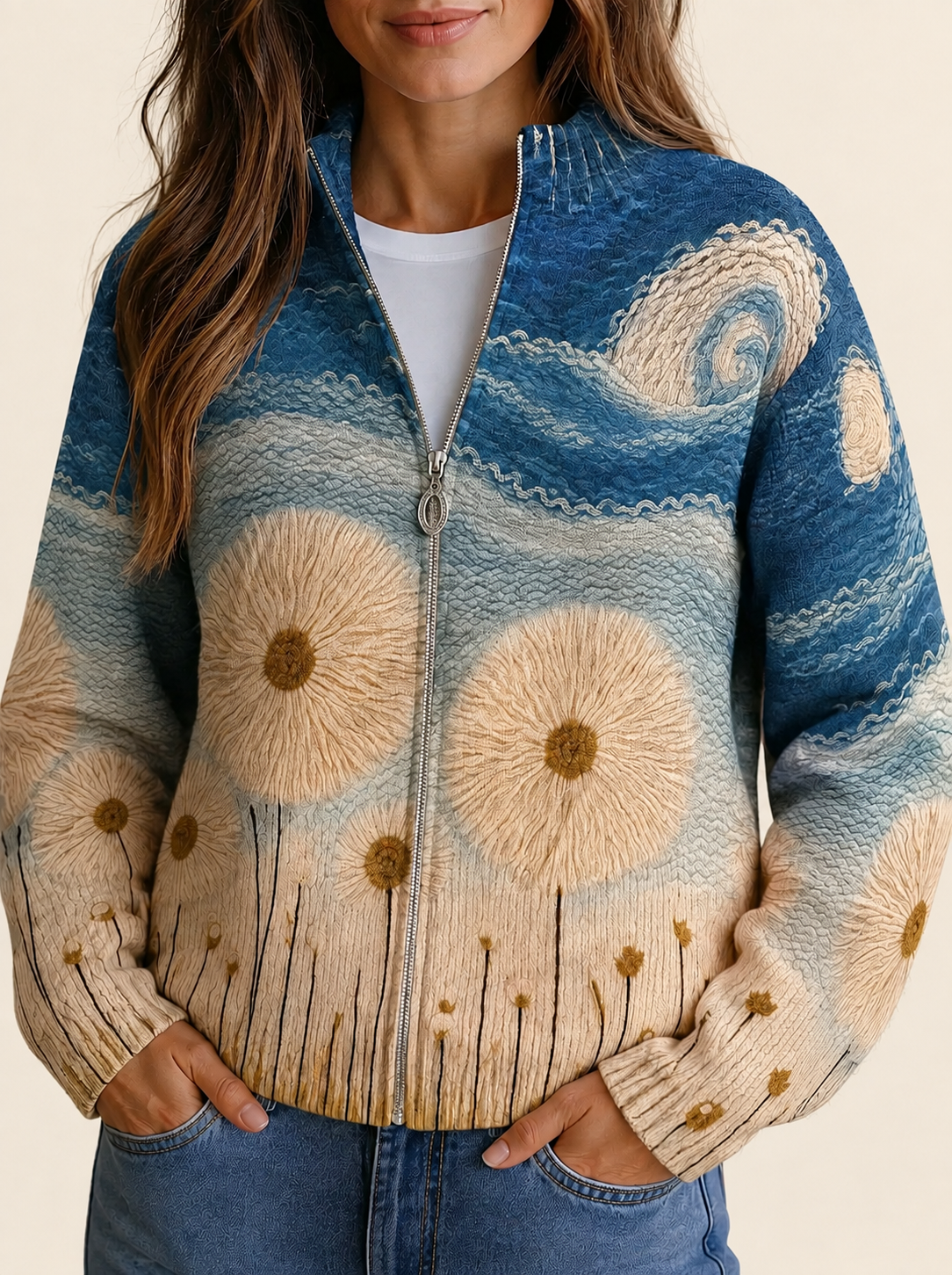 Yolanda | Damen quilted Cardigan mit Reißverschluss – warmbeiger Studiohintergrund