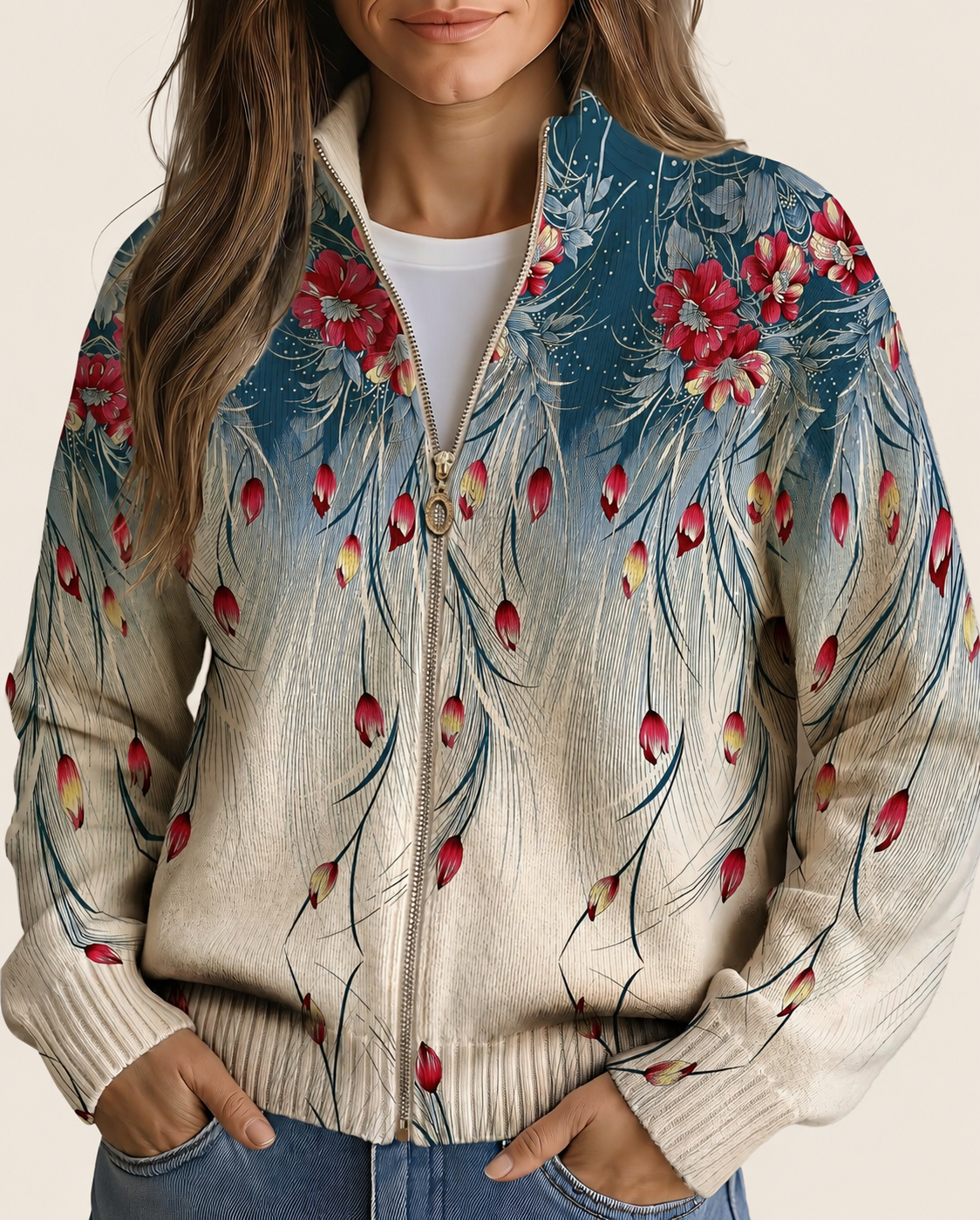 Zillah | Damen Cardigan mit floral gradient und Reißverschluss – warmbeiger Studiohintergrund
